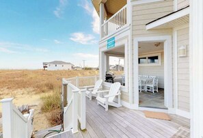 Outdoor dining - Amazing beachfront house w/private washer/dryer, WiFi, central AC, Ping-Pong (Virginia Beach)