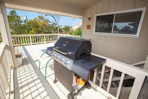 Terrace/patio - Wonderful cottage w/Ping-Pong Table, WiFi, central AC, Deck - across from beach (Virginia Beach)