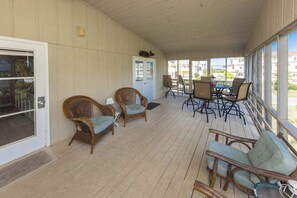 Outdoor dining - Wonderful cottage w/Ping-Pong Table, WiFi, central AC, Deck - across from beach (Virginia Beach)
