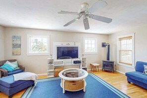TV, offices - Renovated ocean-side house with pool, putting green, volleyball & beach access (Virginia Beach)