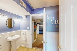 Interior - Renovated ocean-side house with pool, putting green, volleyball & beach access (Virginia Beach)
