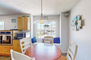Dining - Renovated ocean-side house with pool, putting green, volleyball & beach access (Virginia Beach)