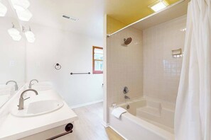 Shower, towels - Semi oceanfront house with outdoor pool and cabana - steps to beach (Virginia Beach)