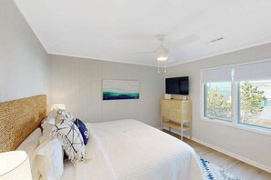 Iron/ironing board, WiFi, bed sheets - Semi oceanfront house with outdoor pool and cabana - steps to beach (Virginia Beach)
