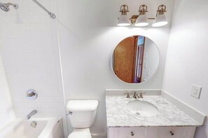 Shower, towels - Nautical Dream, redecorated oceanfront home with incredible views and decks (Virginia Beach)