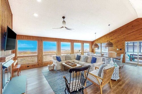 Nautical Dream, redecorated oceanfront home with incredible views and decks