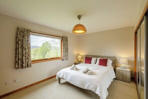 Iron/ironing board, WiFi, bed sheets - Tucked away cottage with fantastic views in the Cairngorms national park. (Inveruglass)