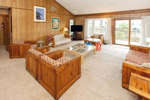 TV - Hess affordable home w/easy walk to the beach, central AC, WiFi, & private W/D (Virginia Beach)