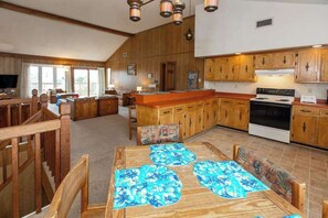 Interior - Hess affordable home w/easy walk to the beach, central AC, WiFi, & private W/D (Virginia Beach)
