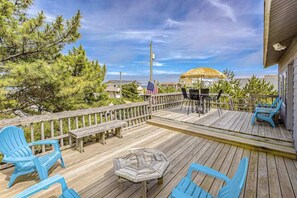 Outdoor dining - Bright and comfortable home steps from beach w/private pool, WiFi, & central AC (Virginia Beach)