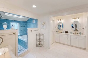 Shower, towels - Attractive canal-front home w/private pool, WiFi, washer/dryer, central AC, deck (Virginia Beach)