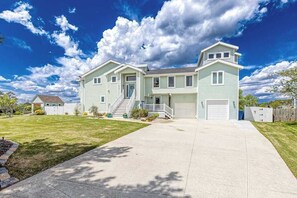 Exterior - Attractive canal-front home w/private pool, WiFi, washer/dryer, central AC, deck (Virginia Beach)