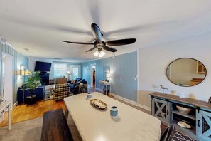 Interior - Dog-friendly home w/private pool and washer/dryer, WiFi, central AC, patio, deck (Virginia Beach)