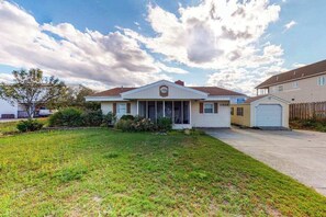 Exterior - Dog-friendly home w/private pool and washer/dryer, WiFi, central AC, patio, deck (Virginia Beach)