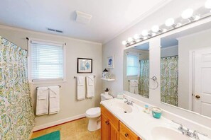 Shower, towels - Dog-friendly home w/private pool and washer/dryer, WiFi, central AC, patio, deck (Virginia Beach)