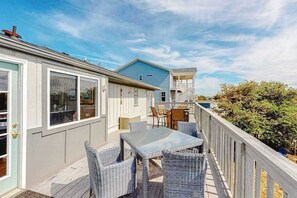 Outdoor dining - Beach house close to the pier w/private outdoor pool, gas grill, dock, decks, AC (Virginia Beach)