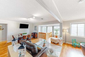 TV, offices - Beach house close to the pier w/private outdoor pool, gas grill, dock, decks, AC (Virginia Beach)