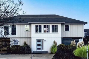 Exterior - Beach house close to the pier w/private outdoor pool, gas grill, dock, decks, AC (Virginia Beach)