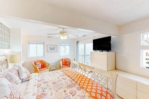 WiFi, bed sheets - Beach house close to the pier w/private outdoor pool, gas grill, dock, decks, AC (Virginia Beach)