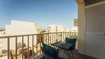 Appartamento Deluxe, vista mare | Ristorazione all'aperto