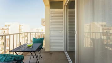 Deluxe Apartment, Sea View | Outdoor dining