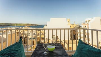 Deluxe Apartment, Sea View | Outdoor dining