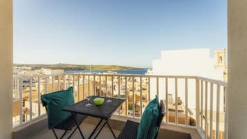 Deluxe Apartment, Sea View | Outdoor dining