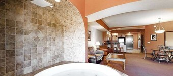 3rd-floor condo with elevator, jetted tub, full kitchen, & fireplace