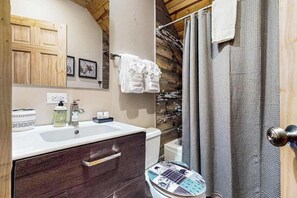 Shower, hair dryer, towels - Peaceful log cabin with patio, gas grill, fire pit & WIFI (New Lisbon)