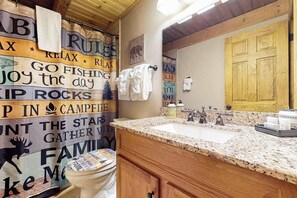 Shower, hair dryer, towels - Peaceful log cabin with patio, gas grill, fire pit & WIFI (New Lisbon)