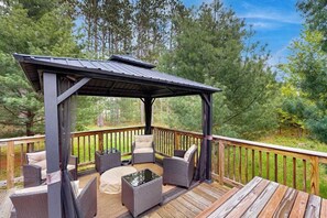 Property grounds - Peaceful log cabin with patio, gas grill, fire pit & WIFI (New Lisbon)