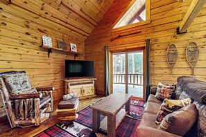 TV, offices - Peaceful log cabin with patio, gas grill, fire pit & WIFI (New Lisbon)