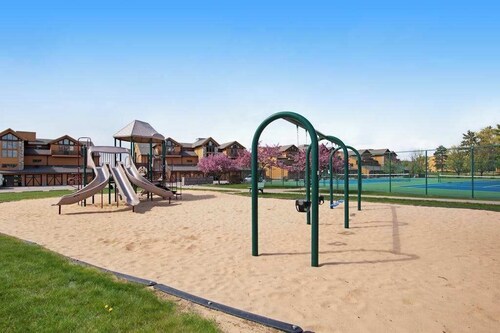 Course View Condo, with Jetted Tub, Fireplace, Shared Pool & Resort Amenities