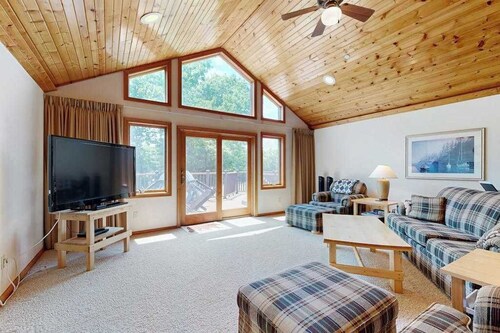 Course View Condo, with Jetted Tub, Fireplace, Shared Pool & Resort Amenities