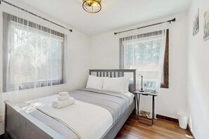 Desk, WiFi, bed sheets - Cozy Home in the trees, w/ large yard, fire pit, gas grill, & WIFI (Friendship)