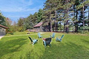 Property grounds - Cozy Home in the trees, w/ large yard, fire pit, gas grill, & WIFI (Friendship)