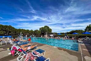 Pool - Cozy Home in Lake Arrowhead w/ shared amenities such as pools, tennis, & golf (Nekoosa)
