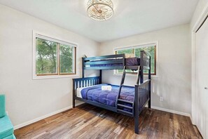 Desk, iron/ironing board, travel cot, WiFi - Cozy Home in Lake Arrowhead w/ shared amenities such as pools, tennis, & golf (Nekoosa)