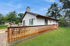 Outdoor dining - Cozy Home in Lake Arrowhead w/ shared amenities such as pools, tennis, & golf (Nekoosa)