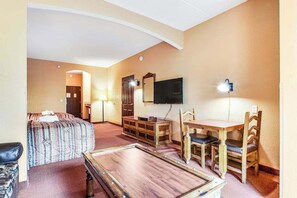Iron/ironing board, Internet, bed sheets - Spacious condo & studio with fireplaces, full kitchen, jetted tub, AC, & balcony (Wisconsin Dells)