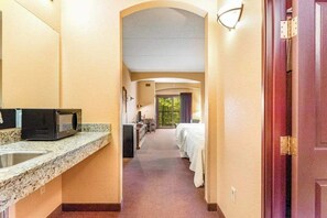Iron/ironing board, travel cot, Internet, bed sheets - Riverside resort condo with on-site golf, dining (Wisconsin Dells)