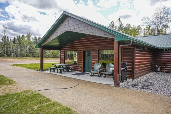 Outdoor dining - Modern dog-friendly cabin with hot tub, gas fireplace, patio, grill, & washer/dr (Conover)