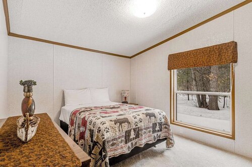 Charming home with gas grill, full kitchen, deck, patio, TV, and washer/dryer
