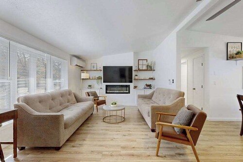 Charming Farm Country Retreat Near Wisconsin Dells Attractions, w/firepit & WIFI