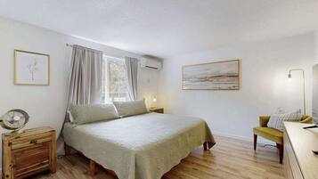 Desk, iron/ironing board, WiFi, bed sheets