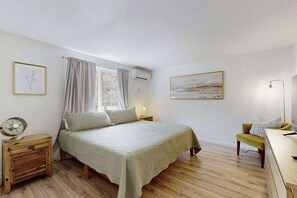 Escritorio, tabla de planchar con plancha, wifi y ropa de cama 