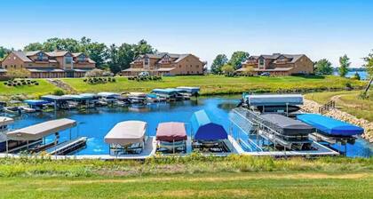 Golf Course View Condo, w/ Jetted Tub, Fireplace, Shared Pool & Hot tub
