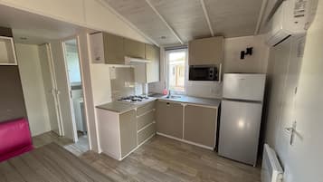 Kühlschrank, Mikrowelle, Herdplatte, Wasserkocher mit Kaffee-/Teezubehör