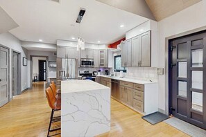 Fridge, microwave, oven, stovetop - Modern Riverfront Home w/ gas fireplace, patio, grill, & washer/dryer, Dogs-OK (Baraboo)