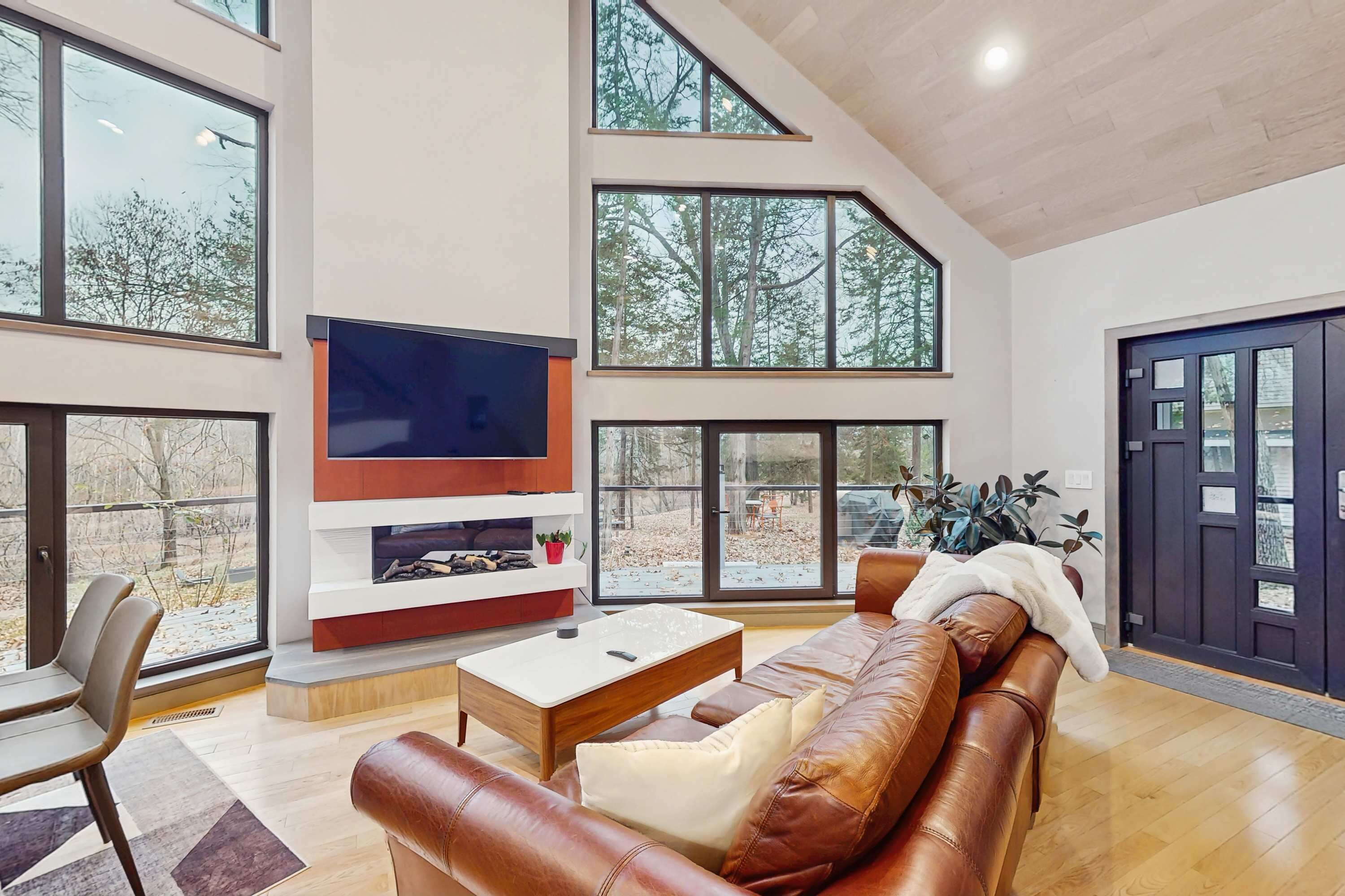 Modern Riverfront Home W/ Gas Fireplace, Patio, Grill, & Washer/dryer, Dogs-ok - Baraboo, WI